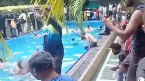 Sri Lanka: protesters swim in the presidential pool