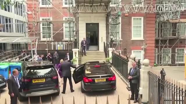 'Boris Johnson round two'_ Liz Truss booed as she enters party headquarters