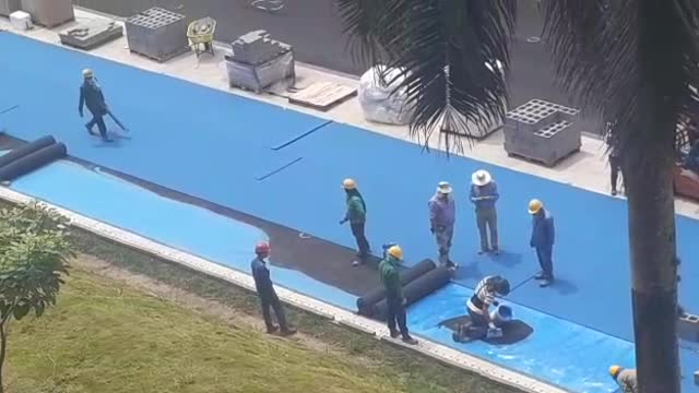 Comenzó la instalación del sintético en la pista del estadio de atletismo