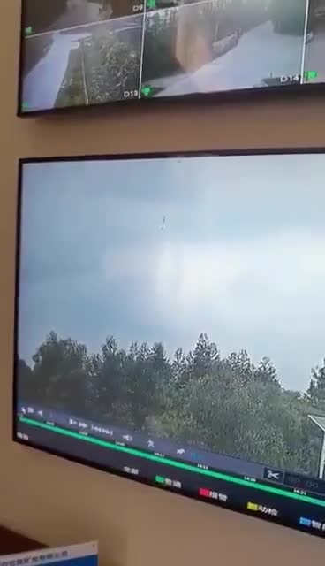 The moment China Eastern Boeing 737 crashed