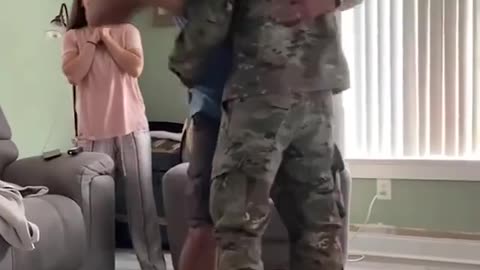 “一個個令人感動的團聚瞬間”，家_是無數身在戰地，出生入死的軍人們最想念的地方～