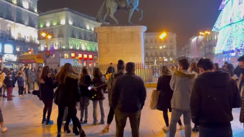 Amateur singer sings amazing songs on the streets of Madrid, Spain