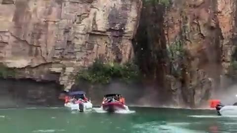 Un enorme pedazo de un cañón se precipita sobre lanchas de turistas en Brasil