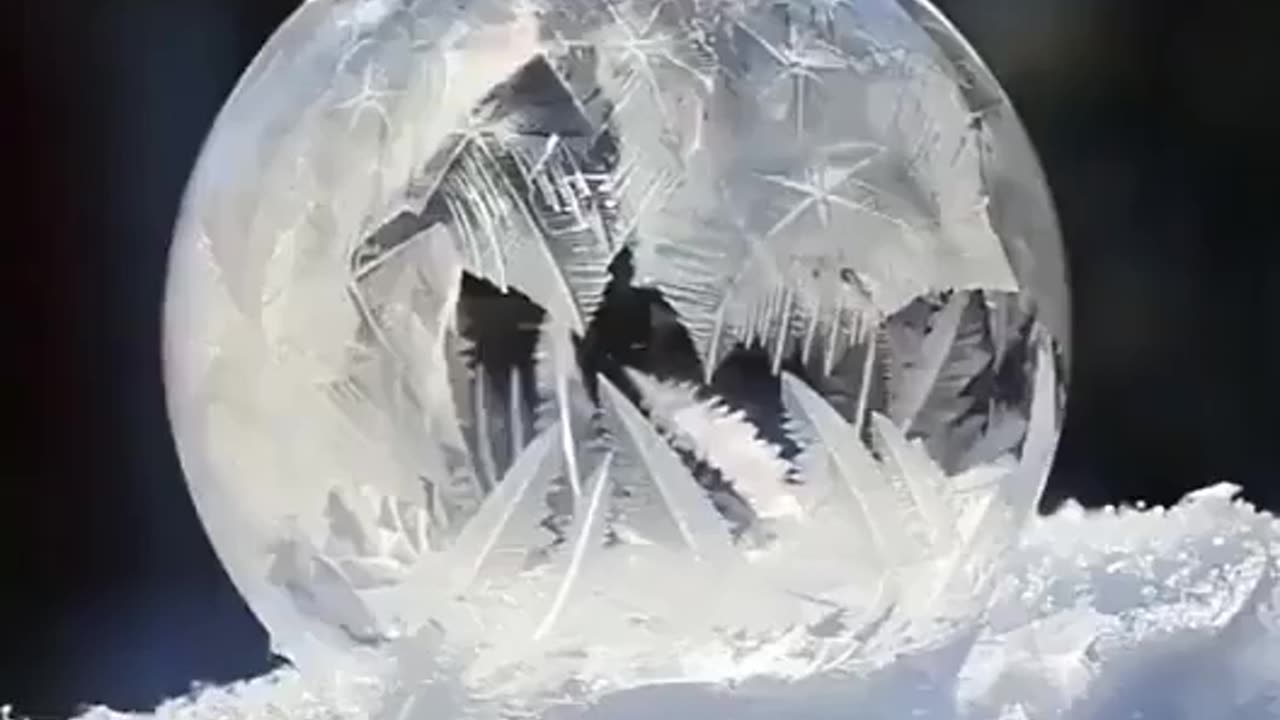 CHECK IT OUT~THIS IS HOW A BUBBLE FREEZES OVER TIME