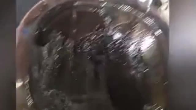 Auto parts condition detection, the car is filled with carbon deposits inside.