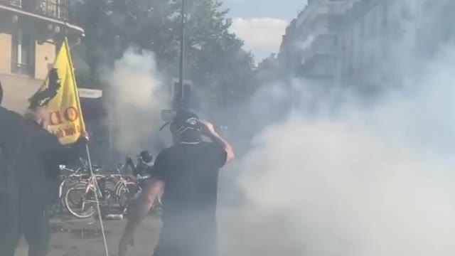 The clashes between the police and the radicals began on the Voltaire Boulevard in Paris