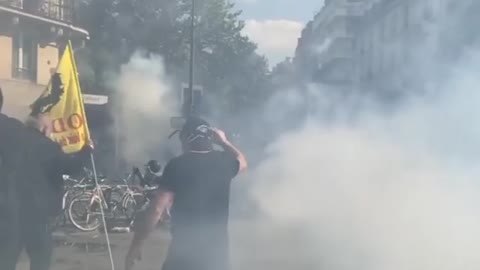 The clashes between the police and the radicals began on the Voltaire Boulevard in Paris