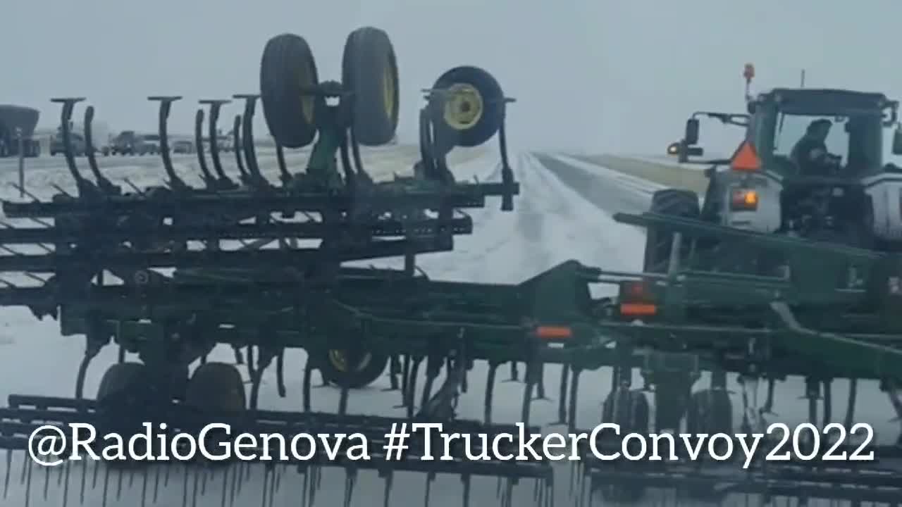 Canada, truckers and farmers set up barricades in Coutts against the police