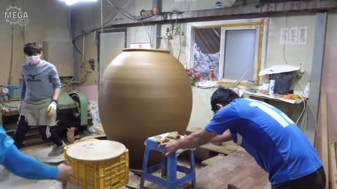 Process of making biggest Korean traditional jar. Korean handmade pot master