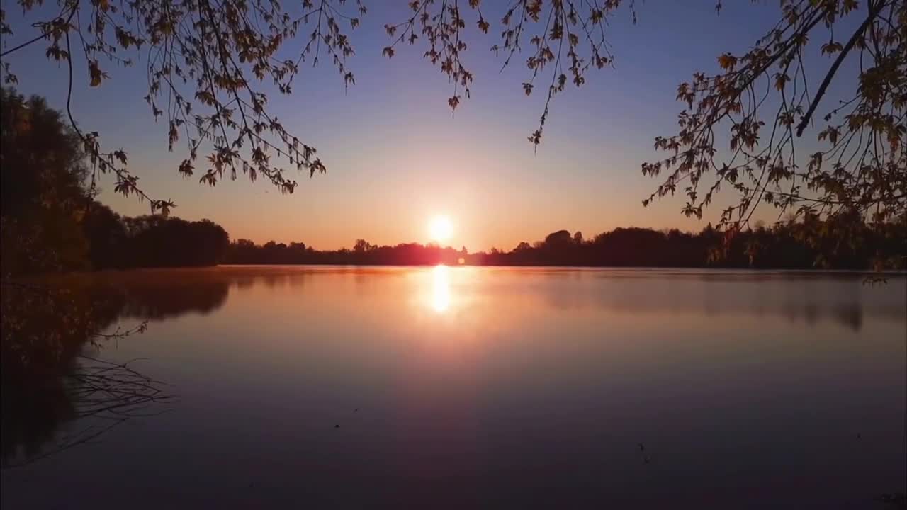 The lake is so beautiful that the sun is shining, and the sun is so beautiful