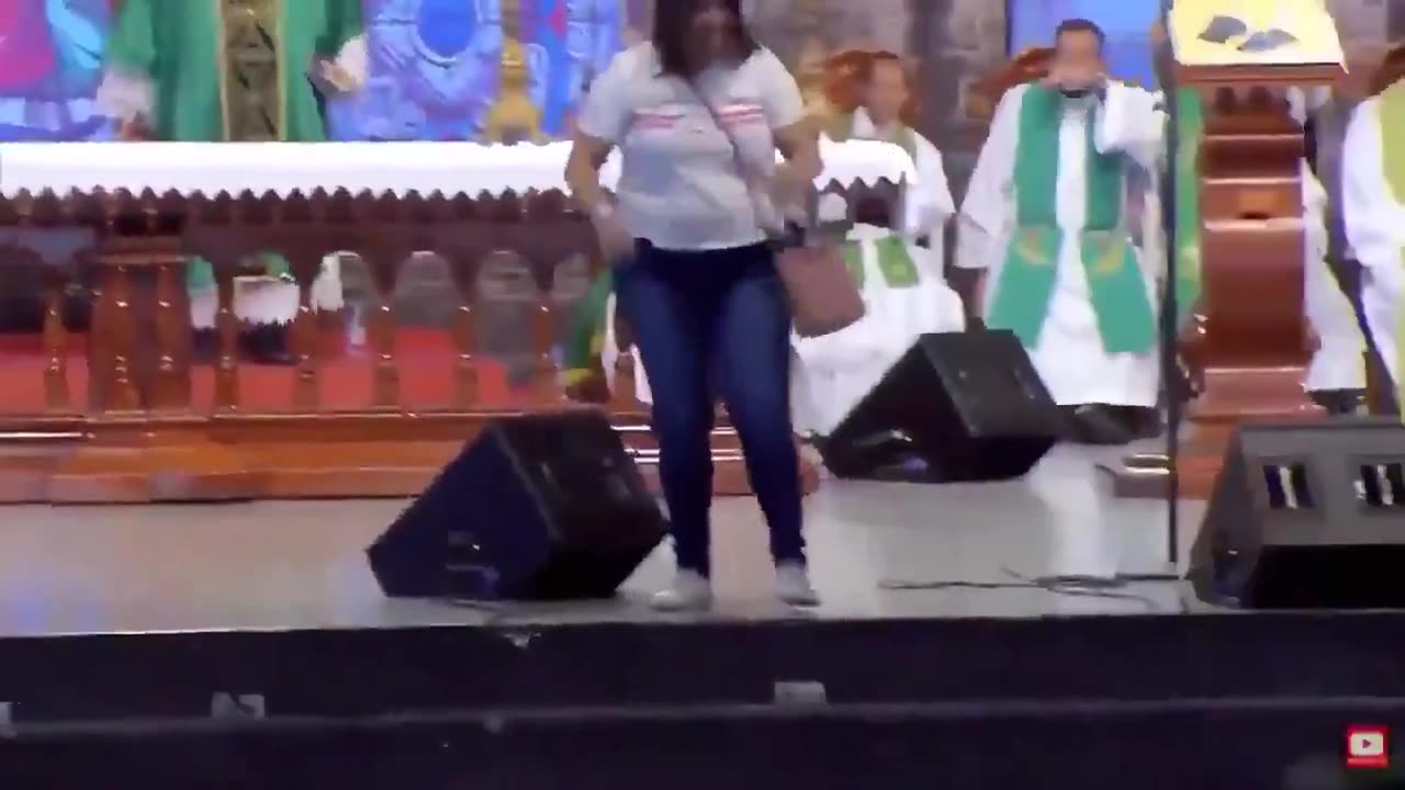 ❗️IMPORTANT ❗️ Woman attacks priest during live mass and throws him off 🔞