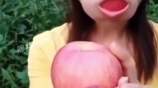 FUNNY GIRL APPLE EATING