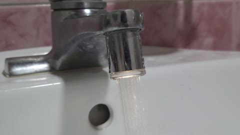 [K-video] look at the water in the sink in the women's restroom in Korea.