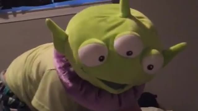 Kid cracks up sister with funny Halloween mask