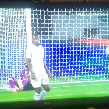 jogando futebol e gol