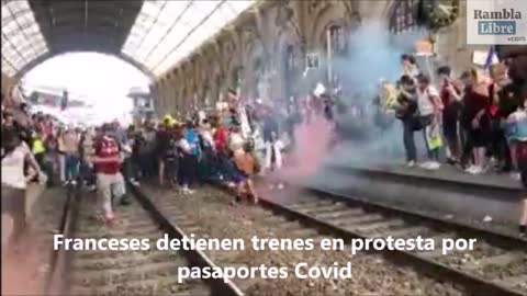 Franceses detienen trenes en protesta por pasaportes Covid