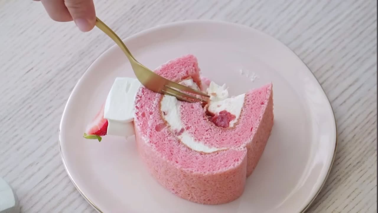 Strawberry Roll Cake