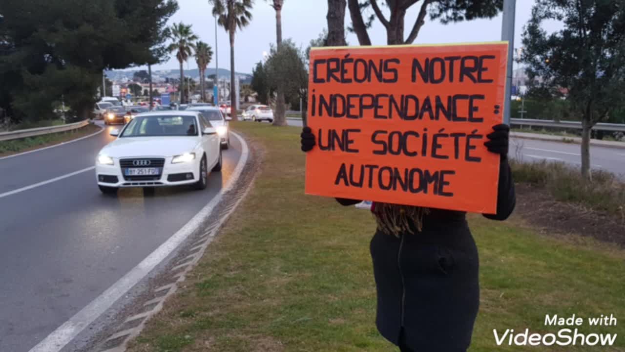 Opération pancartes rond-point ollioules 15 mars 2022.