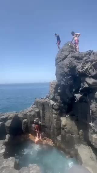 Hombre se lanzó de piedra en España