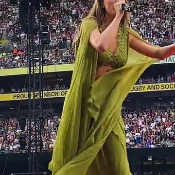 Taylor Swift sends fans WILD as she represents Irish colours
