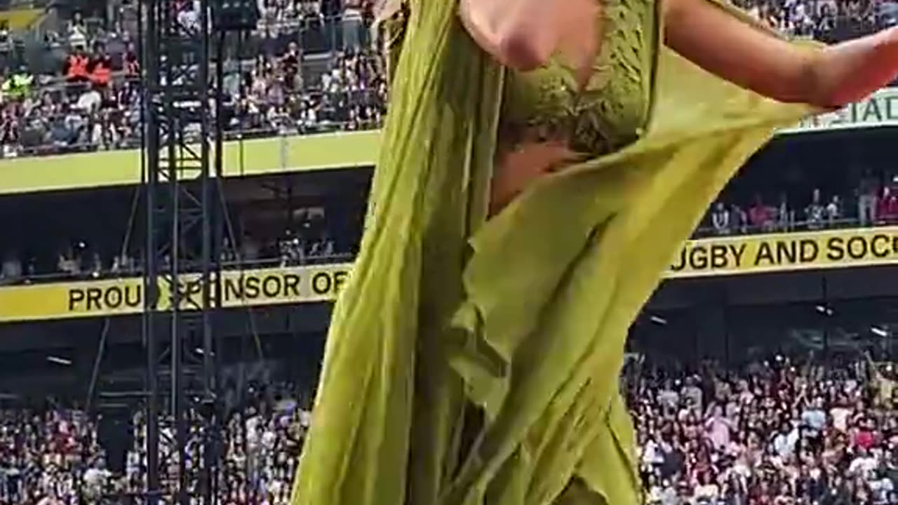 Taylor Swift sends fans WILD as she represents Irish colours