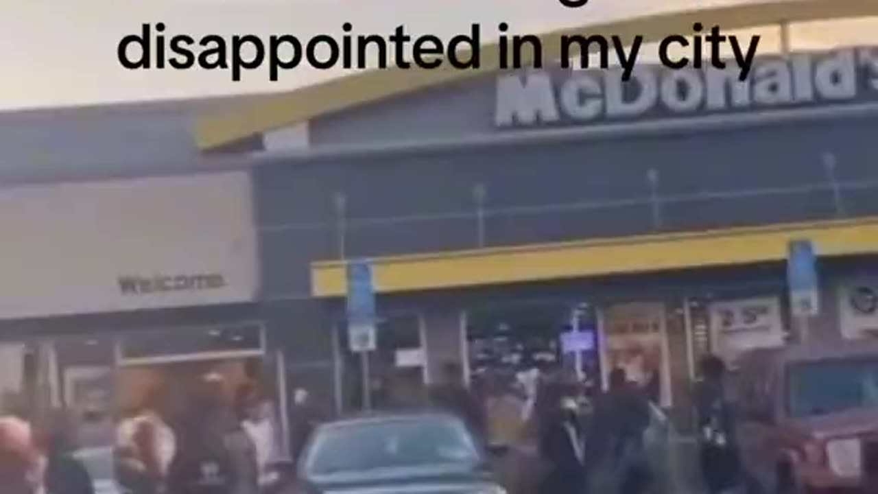 A McDonald's in the hood gets looted😠😡😒