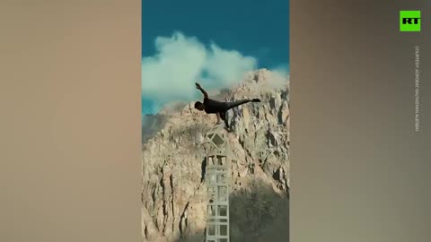 Daredevil acrobat performs incredible balance stunts at 3200 meters.mp4