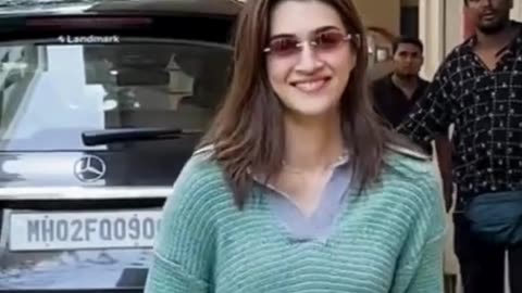 Kriti Sanon Spotted At Outside Resturant In Juhu Viral Masti Bollywood