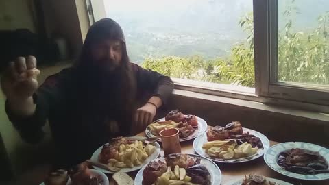 ΟΛΑ ΤΡΩΓΟΝΤΑΙ ΤΙΠΟΤΑ ΔΕΝ ΠΕΤΙΕΤΑΙ