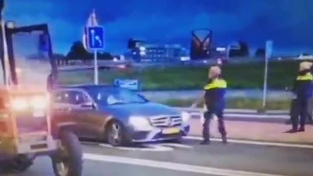 Holandská policie používá proti demonstrujícím farmářům zbraně