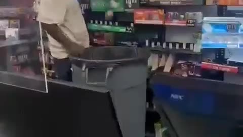 NYC business owners take matters into their own hands.. Thief ass whipped!😁