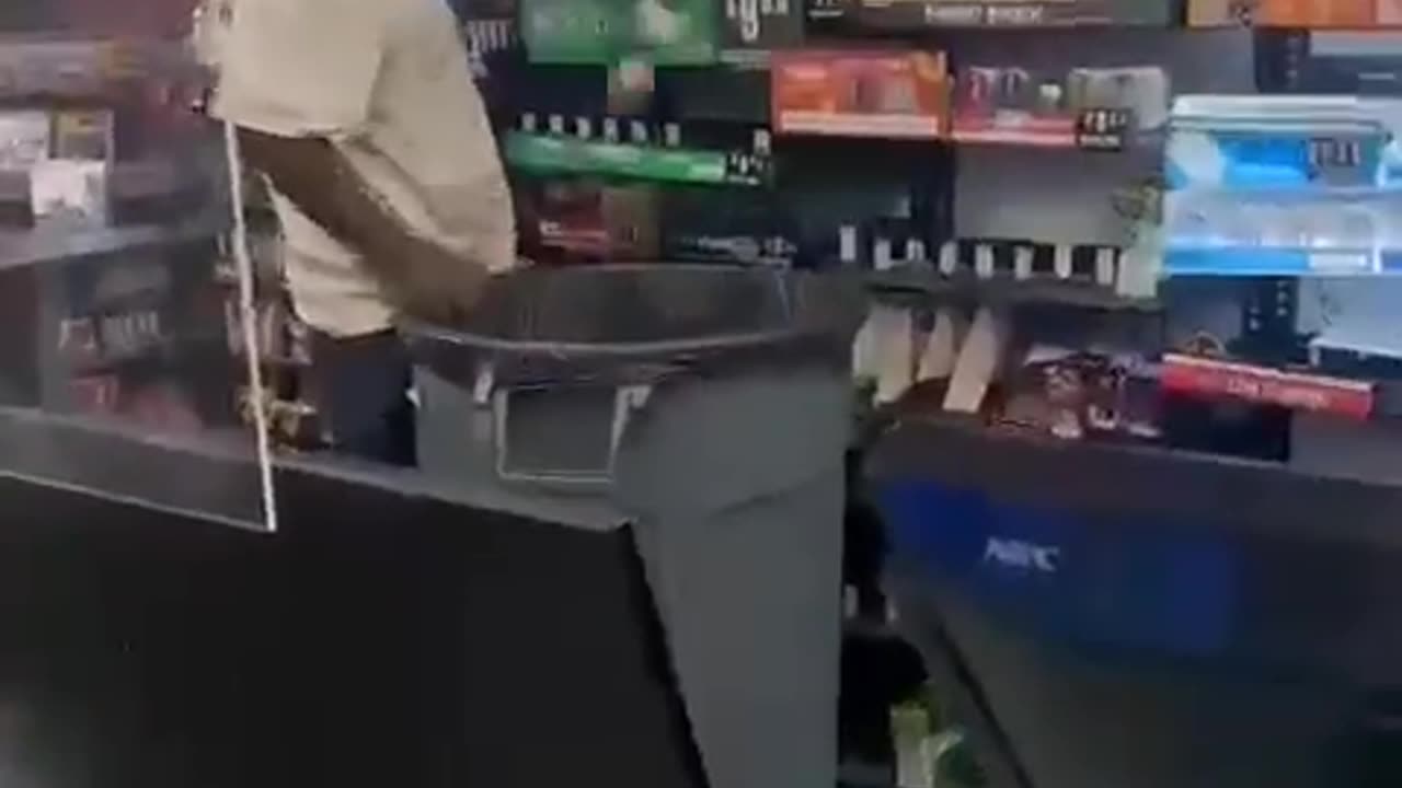 NYC business owners take matters into their own hands.. Thief ass whipped!😁