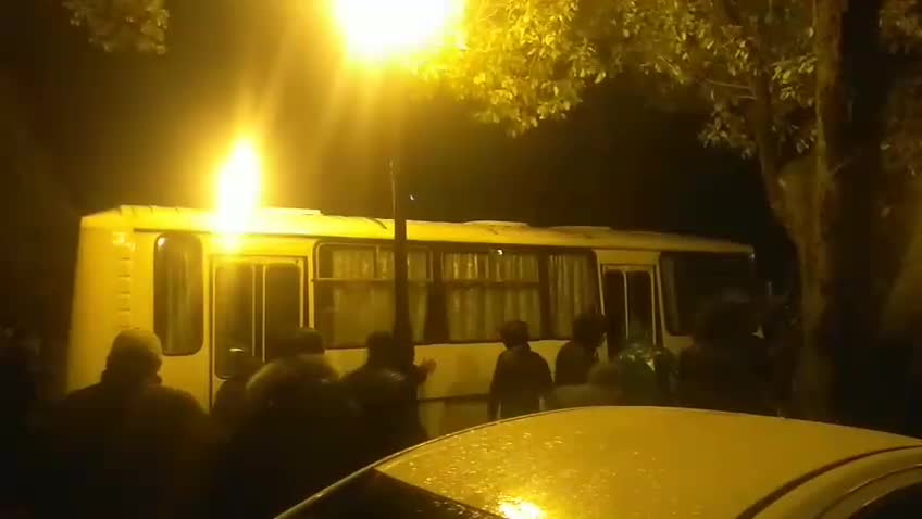 Несколько молодых людей захватили автобус и пытаются использовать его, чтобы прорваться в парламент