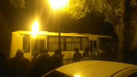 Несколько молодых людей захватили автобус и пытаются использовать его, чтобы прорваться в парламент