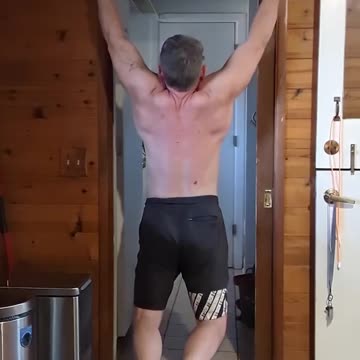 SATURDAY SEPTEMBER 30TH Last day of September Decided to do some PULLUPS before dinner Set 3-8 🎥