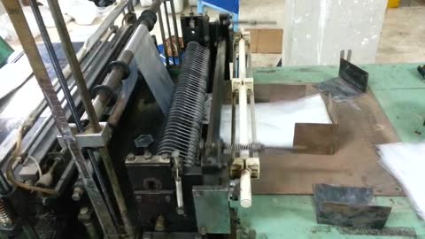 Plastic cutting machine