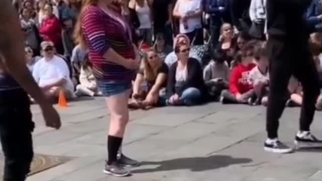 Karen trys to ruin street performances 🤬🤬