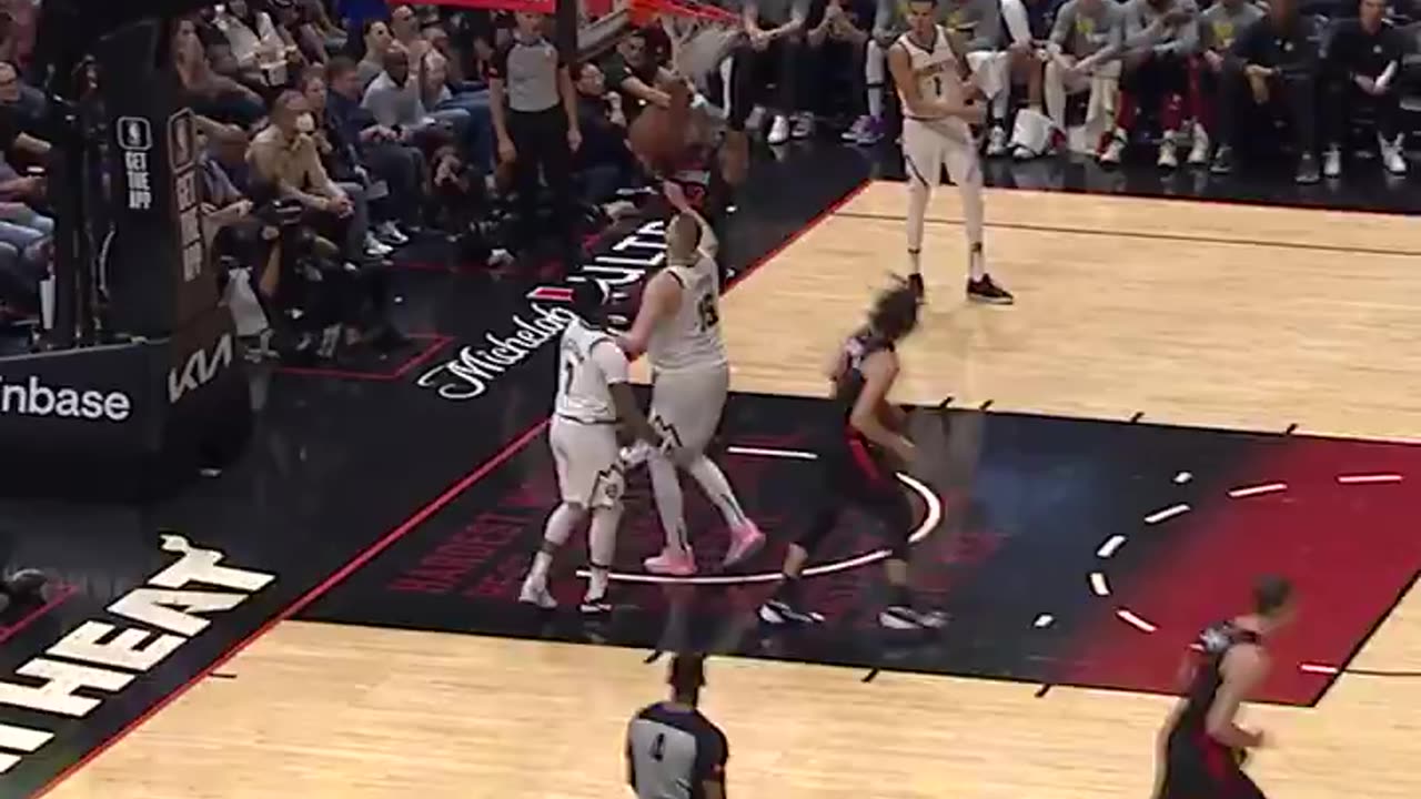 Bam Adebayo fakes the defender out, steps through, and throws it down! DEN-MIA