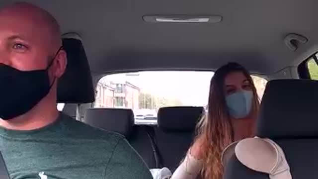 woman gets naked in a taxi and asks the driver not to look at her body. look at his reaction