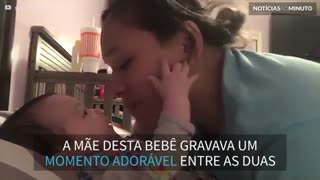 Bebê de 4 meses fala pela primeira vez em frente à mãe