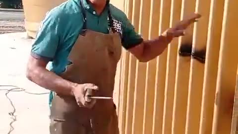 Soldador destruye el acordeón más grande del país porque no le pagaron su trabajo