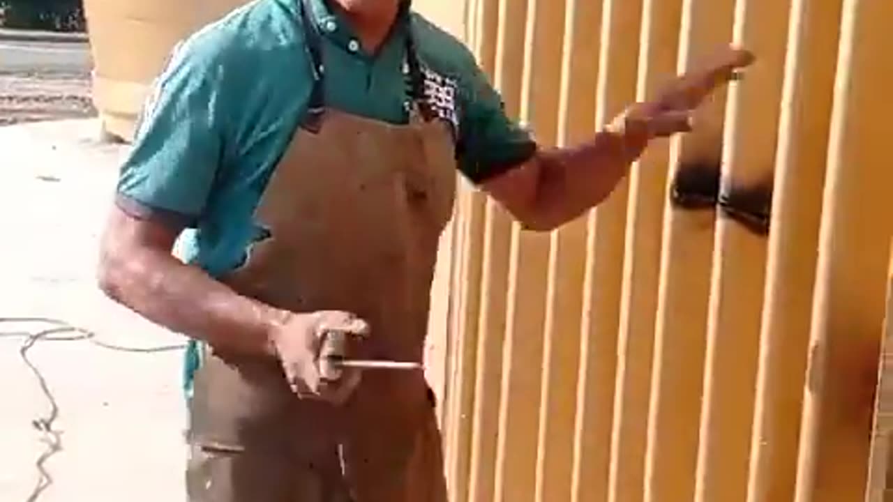 Soldador destruye el acordeón más grande del país porque no le pagaron su trabajo