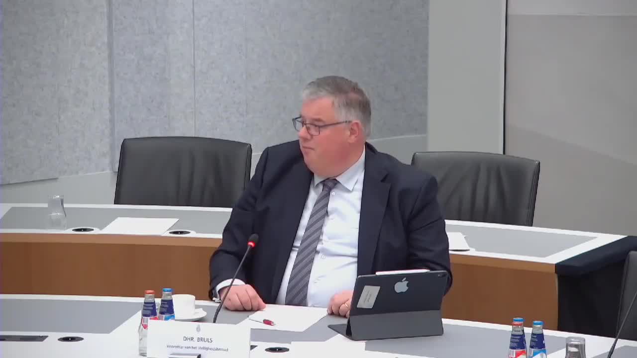 NIJMEEGSE BURGEMEESTER HUBERT BRULS IS EEN HANDLANGER VAN HET CORRUPTE REGIEM IN NEDERLAND !!