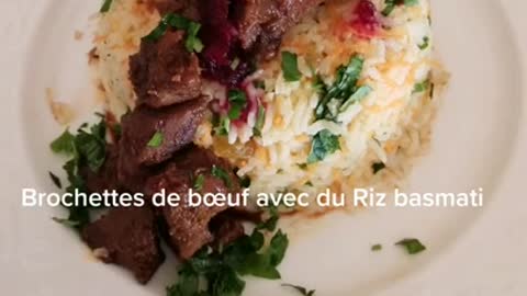 Brochettes de bœuf avec du riz basmati