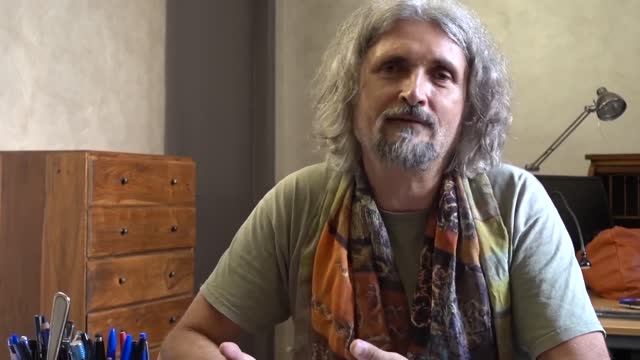 Forze dell’ordine che andrebbero a stanare chi rifiuta di vaccinarsi