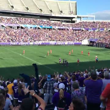 Niño enloquece en un juego de MLS luego de que Orlando City marca un gol
