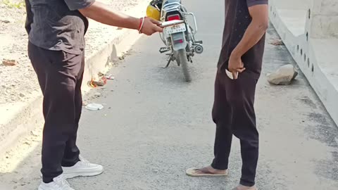Gun dikha ker loota