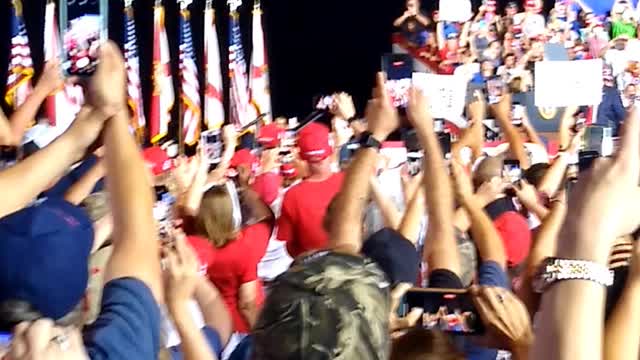 TRUMP RALLY , What it's like when THE PRESIDENT takes the stage. Crowd P.O.V.