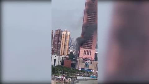 Un rascacielos en China se incendia completamente en poco tiempo