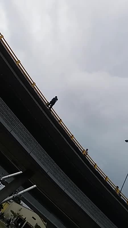 Hombre intenta lanzarse desde un puente en Bucaramanga